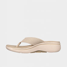 Load image into Gallery viewer, WOMEN'S GO WALK ARCH FIT SANDAL - LUMINOUS