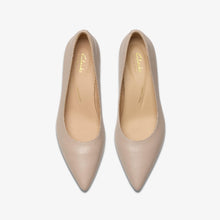 Load image into Gallery viewer, Adela Court Sand Leather