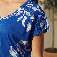 Load image into Gallery viewer, Blue/White Print V-Neck 100% Cotton Bubble Hem Top