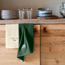 Load image into Gallery viewer, Le torchon Nordy en coloris rouge et vert