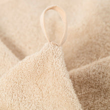 Load image into Gallery viewer, L'essuie-mains Nordy en coloris rouge,vert et ficelle