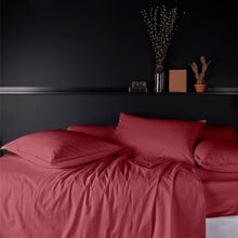 Load image into Gallery viewer, La housse de couette Neo en coloris griottine