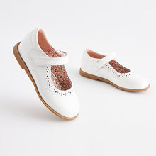 Load image into Gallery viewer, White Patent Leather Brogue Mary Jane Shoes (Younger  Girls)