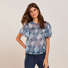 Load image into Gallery viewer, Light Blue / Cream Print Flutter Short Sleeve Top