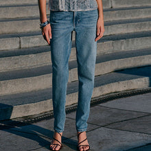 Load image into Gallery viewer, Light Blue Column Mom Jeans