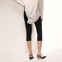 Load image into Gallery viewer, Black Ponte Cropped Capri Leggings