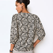 Load image into Gallery viewer, Black/White Linen Blend V-Neck 3/4 Sleeve Blouse