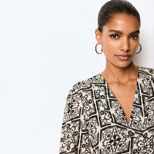 Load image into Gallery viewer, Black/White Linen Blend V-Neck 3/4 Sleeve Blouse