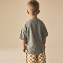 Load image into Gallery viewer, Green Giraffe Short Sleeve Appliqué T-Shirt (3mths-6yrs)