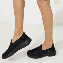 Load image into Gallery viewer, Skechers Men 6 GOwalk Shoes