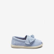 Load image into Gallery viewer, Chambray Canvas Bow Pumps (Older Girls) - Allsport