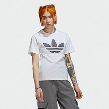 Load image into Gallery viewer, TEE WITH TREFOIL APPLICATION