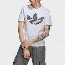 Load image into Gallery viewer, TEE WITH TREFOIL APPLICATION