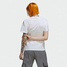 Load image into Gallery viewer, TEE WITH TREFOIL APPLICATION