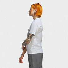 Load image into Gallery viewer, TEE WITH TREFOIL APPLICATION