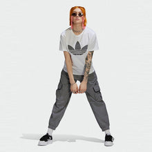 Load image into Gallery viewer, TEE WITH TREFOIL APPLICATION