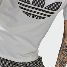 Load image into Gallery viewer, TEE WITH TREFOIL APPLICATION