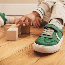 Load image into Gallery viewer, Green Touch Fastening Chevron Trainers (Younger Boys)
