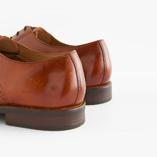 Load image into Gallery viewer, an Brown Regular Fit Leather Contrast Sole Derby Shoes
