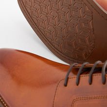 Load image into Gallery viewer, an Brown Regular Fit Leather Contrast Sole Derby Shoes
