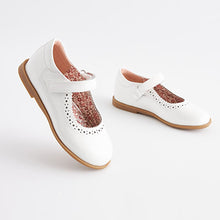 Load image into Gallery viewer, White Patent Leather Brogue Mary Jane Shoes (Younger  Girls)
