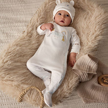 Load image into Gallery viewer, White Born in 2025 Baby Sleepsuit &amp; Hat Set (0-9mths)
