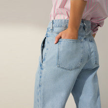 Load image into Gallery viewer, Bleach Seam Front Straight Leg Jeans
