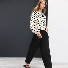 Load image into Gallery viewer, Black Horseshoe Barrel Jeans
