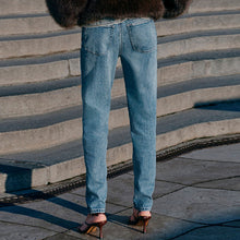Load image into Gallery viewer, Light Blue Column Mom Jeans
