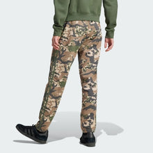 Load image into Gallery viewer, GRAPHICS CAMO SWEAT PANTS

