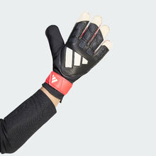 Load image into Gallery viewer, PREDATOR GOALKEEPER GLOVE TRAINING
