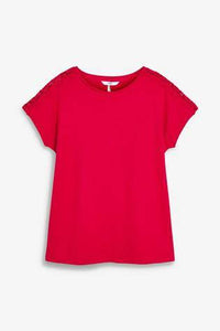 605706 SS LACE TEE RED 8 TOPS - Allsport