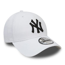 Load image into Gallery viewer, New York Yankees Essential White 9FORTY Cap

