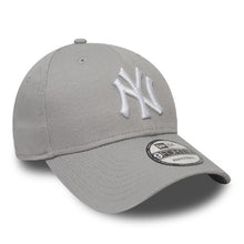 Load image into Gallery viewer, New York Yankees Essential Grey 9FORTY Cap
